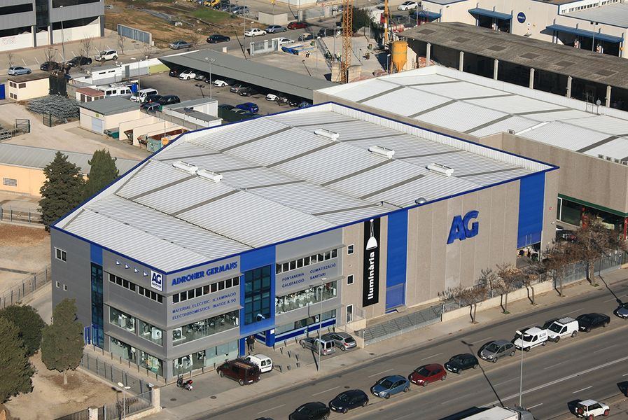 Construcció nau comercial prefabricada Adroher Germans