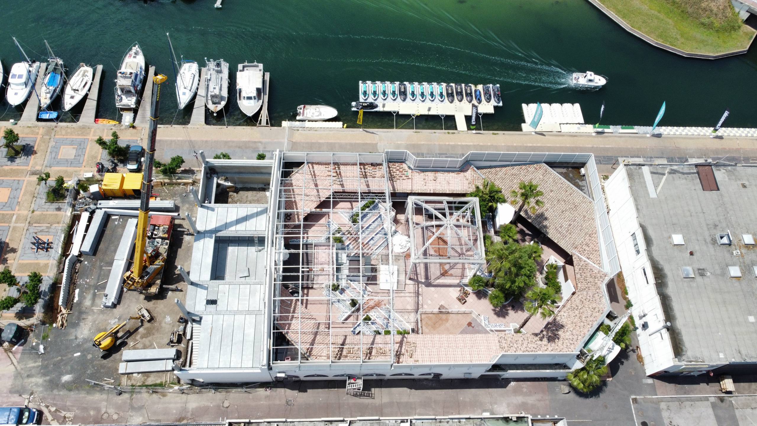 Construcció d’un edifici multiplanta per a lleure nocturn